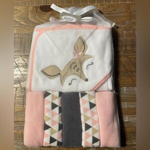 Luvable Friends hooded towel and 5 washcloths set, new with tag